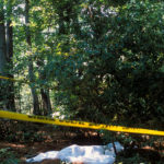 Fotógrafo forense toma fotos de la víctima. ©New Dominion Pictures, LLC
