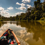 Selva reflejada en la laguna de Limoncocha en la Amazonía ecuatoriana. ©Shutterstock