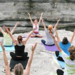 Práctica de yoga mujeres - El Doctor en Casa