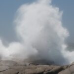 Las olas del huracán Arthur golpean contra las rocas de Peggy's Cove, los espectadores intentan acercarse