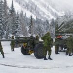 Los miembros de las Fuerzas Armadas Canadienses preparan el obús antes de desencadenar una avalancha controlada en Rogers Pass, Columbia Británica