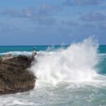 Mark Robinson, se encuentra al final del precipicio en las Bermudas observando las olas agitadas por el huracán Igor que se aproxima