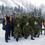 Mark Robinson y Shawn Legg con los miembros de las Fuerzas Armadas Canadienses, que supervisan el programa móvil de control de avalanchas más grande de América del Norte