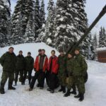 Mark Robinson y el aventurero George Kourounis con los miembros de las Fuerzas Armadas Canadienses