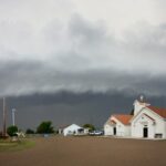 Una tormenta que colapsa se forma sobre una iglesia en el oeste de Kansas