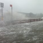 Utopia Parkway en Long Island comienza a sumergirse cuando la marejada ciclónica inicial del huracán Sandy azota la ciudad