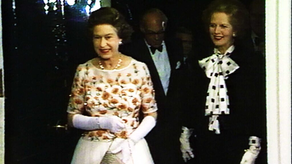 Reina Isabel II y la Primer Ministro Margaret Tacher