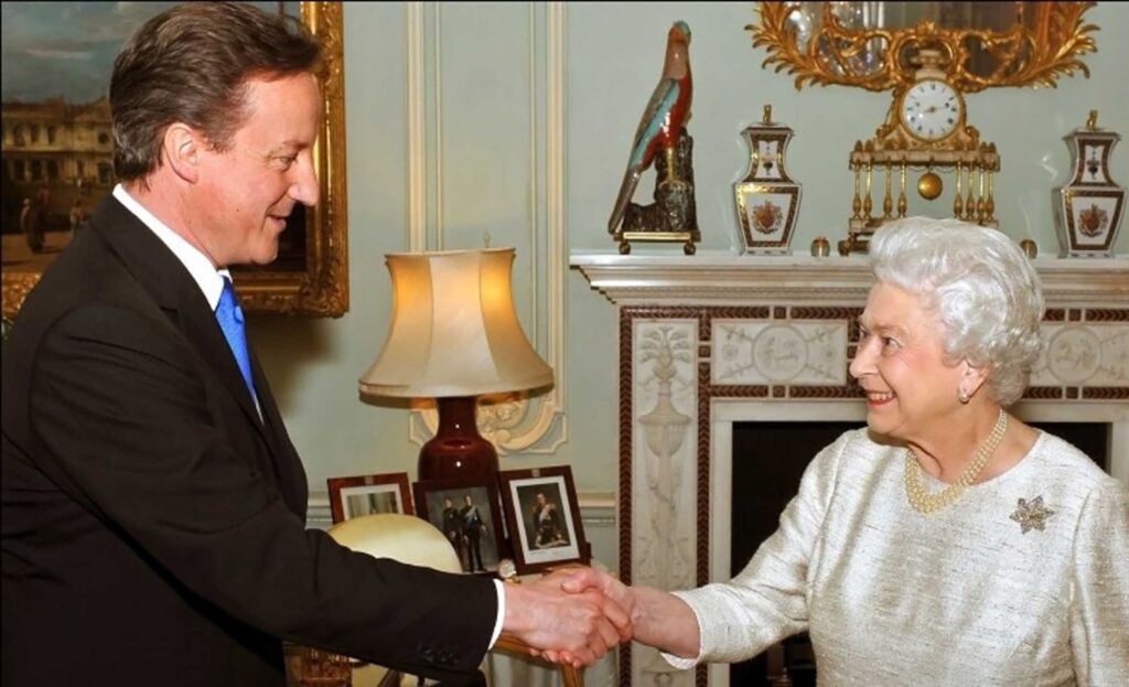 Reina Isabel II y el Primer Ministro David Cameron