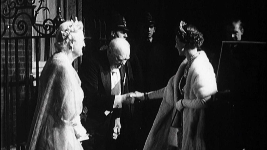 Reina Isabel II y el Primer Ministro Winston Churchill
