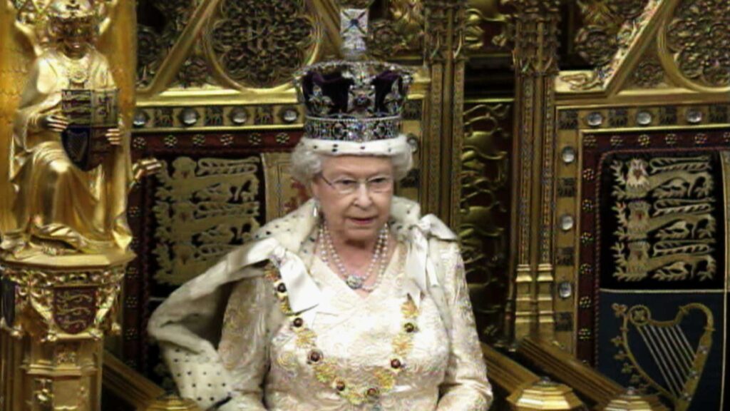 Reina Isabel II en su trono