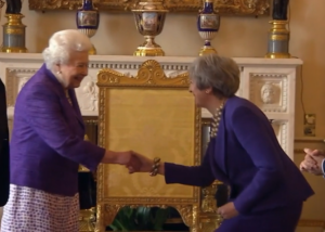 Reina Isabel II y el Primer Ministro Theresa May